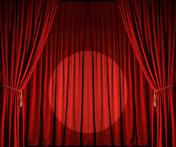 grands rideaux de théâtre rouge avec spotlight - curtain tie photos et images de collection