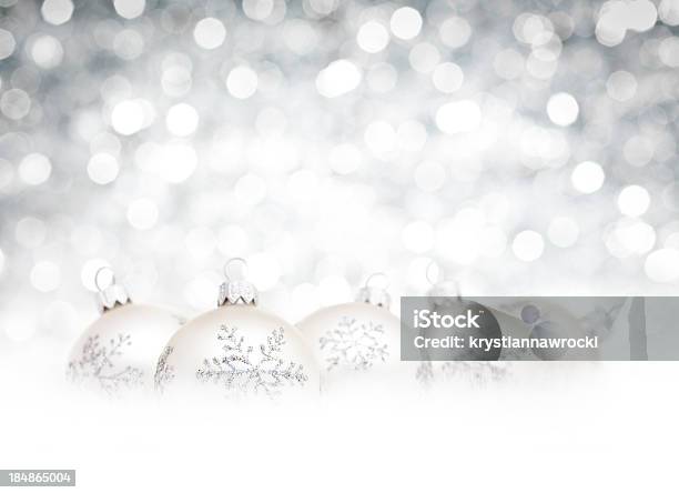 Gioielli In Argento Sulla Neve E Bianco Sfocato Luci Di Natale - Fotografie stock e altre immagini di Argentato