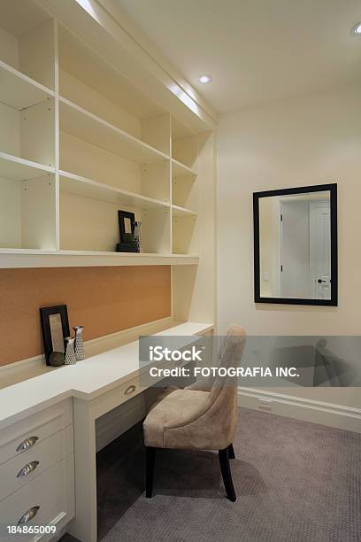 Foto de Home Office e mais fotos de stock de Apartamento de Cobertura - Apartamento de Cobertura, Carpete, Carpintaria