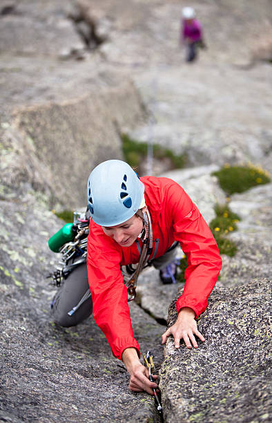 duas mulheres a escalar rochas no colorado - people strength leadership remote imagens e fotografias de stock