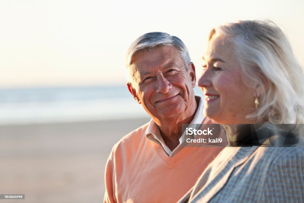 Senior par de pie en la playa - Foto de stock de Pareja mayor libre de derechos