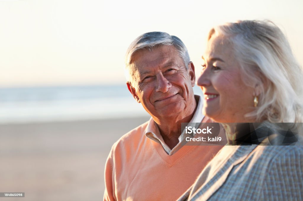 Sênior Casal em pé na praia - Foto de stock de Casal Idoso royalty-free