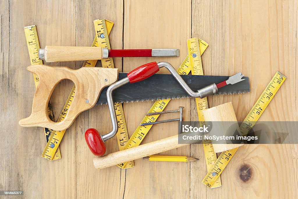 Antigo medidor dobradas, martelo de madeira, as unhas, mão atividade e Cinzel - Foto de stock de Amarelo royalty-free