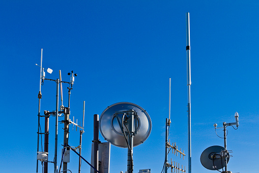 antennas and radio links of a mobile telephone repeater in the high steel mast