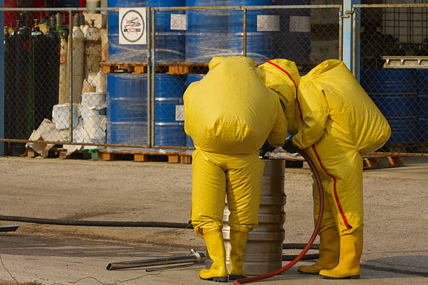 raccolta di materiale pericoloso - spilling pouring chemical biochemical warfare foto e immagini stock