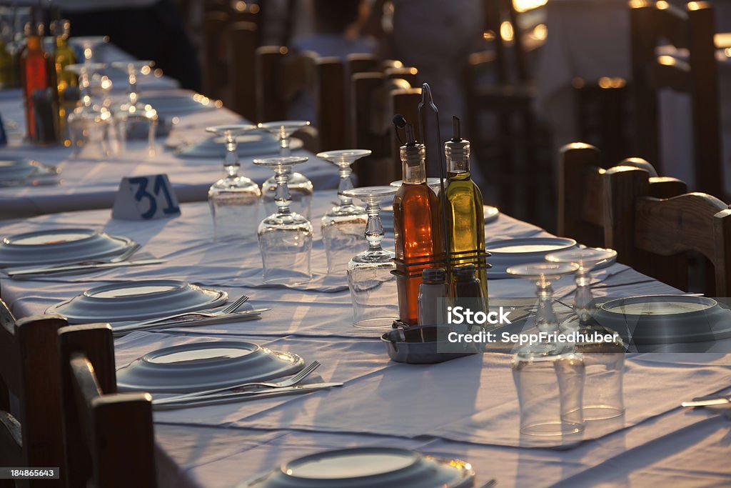 두 병과 엔진오일 및 식초 테이블 - 로열티 프리 공휴일 스톡 사진