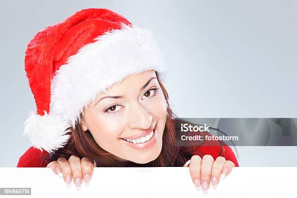 Foto de Mulher Com Chapéu De Natal Segurando Em Branco Banner e mais fotos de stock de Adulto