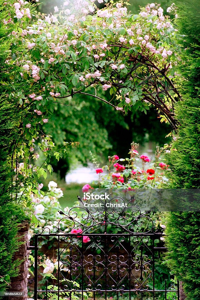 庭園のゲート - 花のロイヤリティフリーストックフォト