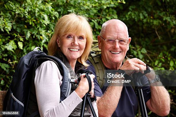 Altes Paar Wandern Stockfoto und mehr Bilder von 60-69 Jahre - 60-69 Jahre, Aktiver Lebensstil, Aktiver Senior