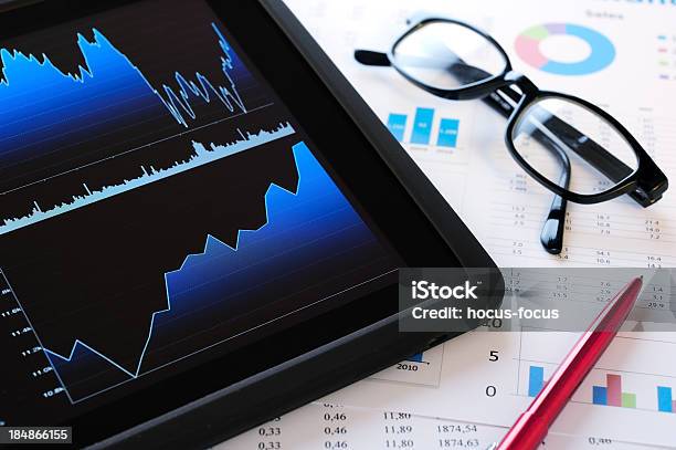 Simbolo Finanziario Con Digital Tablet - Fotografie stock e altre immagini di Azioni e partecipazioni - Azioni e partecipazioni, PC Ultramobile, Dow Jones Industrial Average