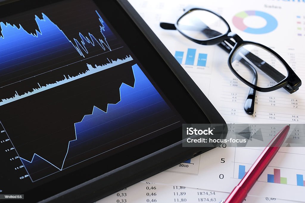 Финансовые данные с цифровой планшет - Стоковые фото Фондовый рынок и биржа роялти-фри