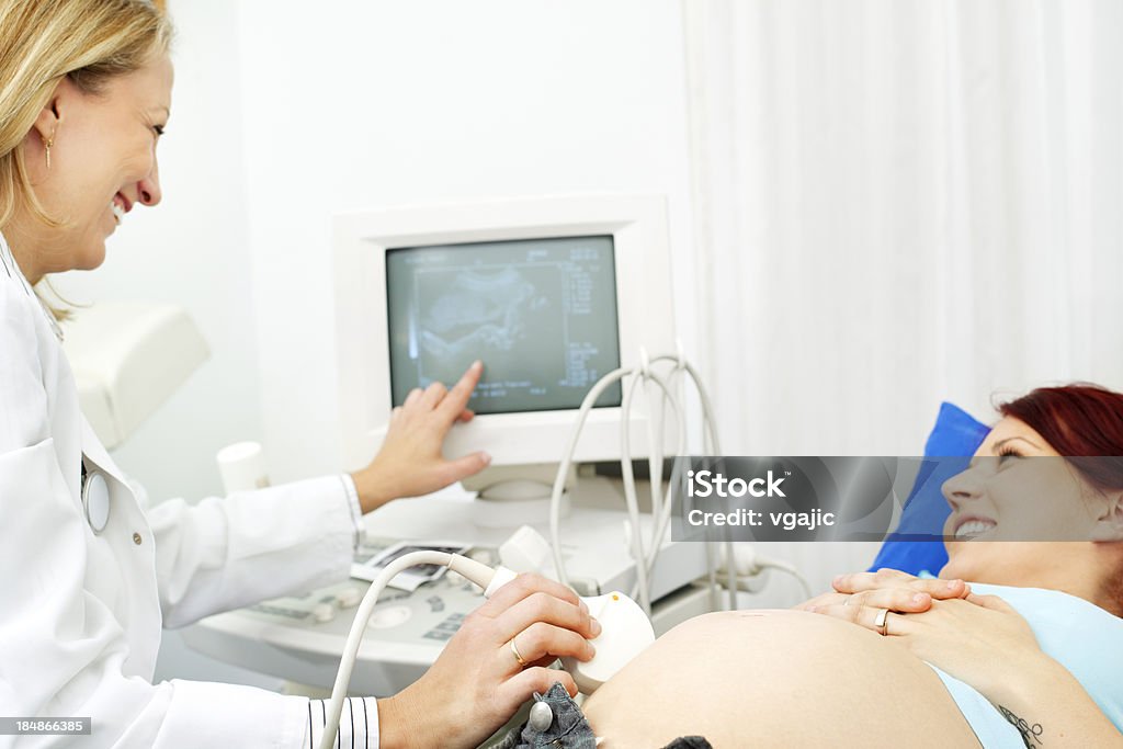 Donna incinta avendo un'ecografia - Foto stock royalty-free di 30-34 anni