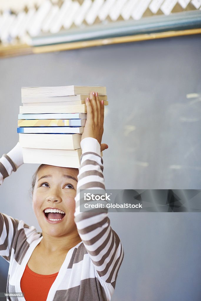 女の子、書籍で彼女の頭 - 1人のロイヤリティフリーストックフォト