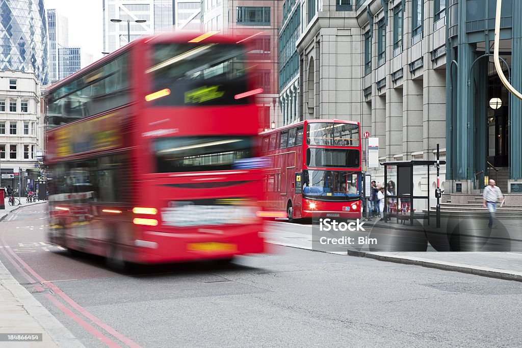 Double Decker autobusy na Street Londyn - Zbiór zdjęć royalty-free (Londyn - Anglia)