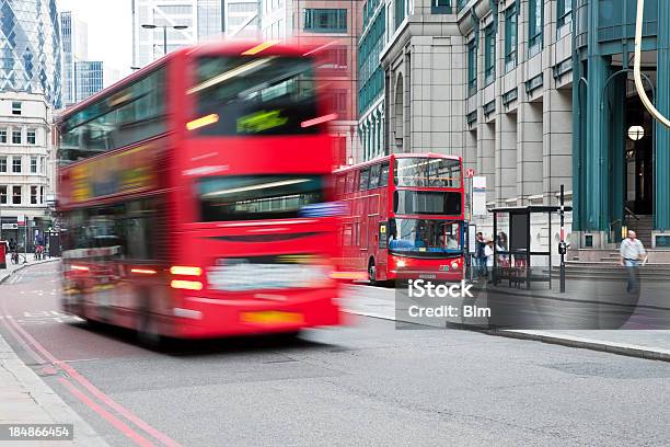 Double Decker Autobusy Na Street Londyn - zdjęcia stockowe i więcej obrazów Londyn - Anglia - Londyn - Anglia, Przystanek autobusowy, Anglia