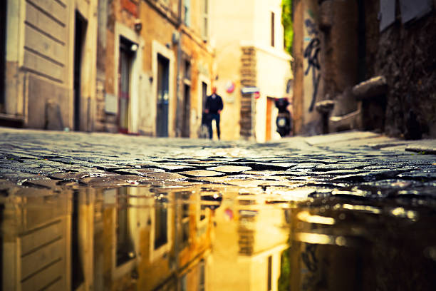 rues de rome, scène urbaine - puddle rome reflection street photos et images de collection