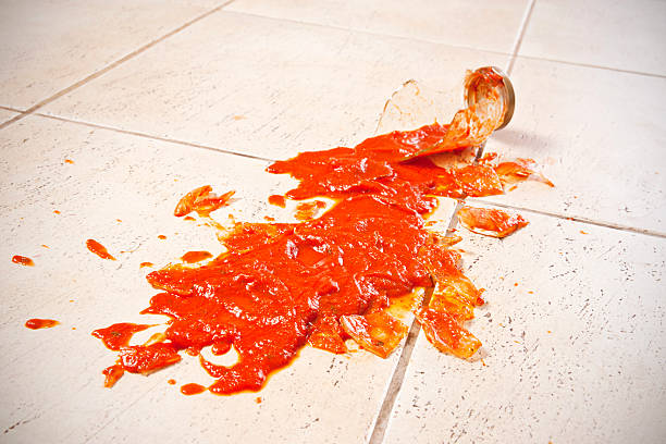 złamana słój z sos pomidorowy na podłoga z płytek - tomato sauce jar zdjęcia i obrazy z banku zdjęć