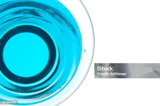 Blu Cocktail Con Due Olive - Fotografie stock e altre immagini di Alchol - Alchol, Bibita, Bicchiere