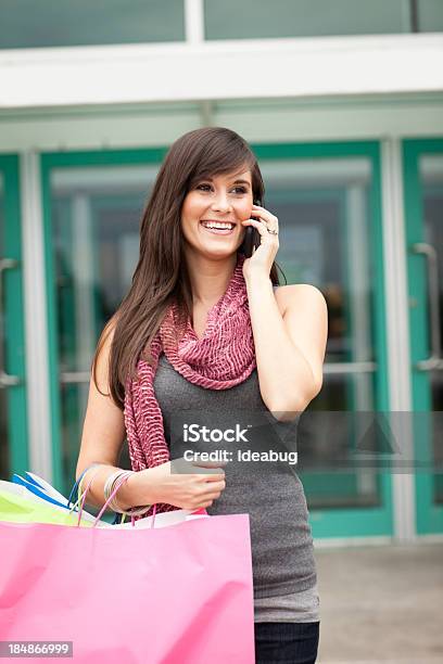 Foto de Jovem Mulher Feliz Com Sacos De Compras Deixando Mall e mais fotos de stock de 20 Anos