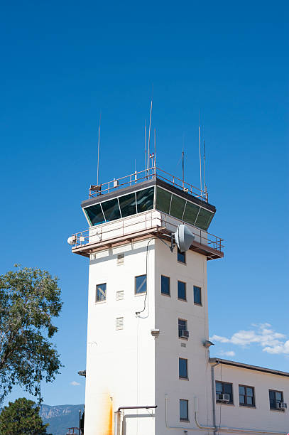 torre de controle de tráfego aéreo na base militar - fort carson - fotografias e filmes do acervo