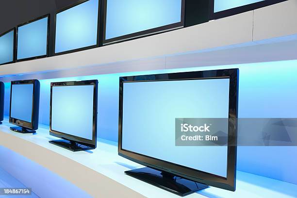 Linhas De Tv Lcd Tv Na Loja - Fotografias de stock e mais imagens de Televisor - Televisor, Ecrã de dispositivo, Loja