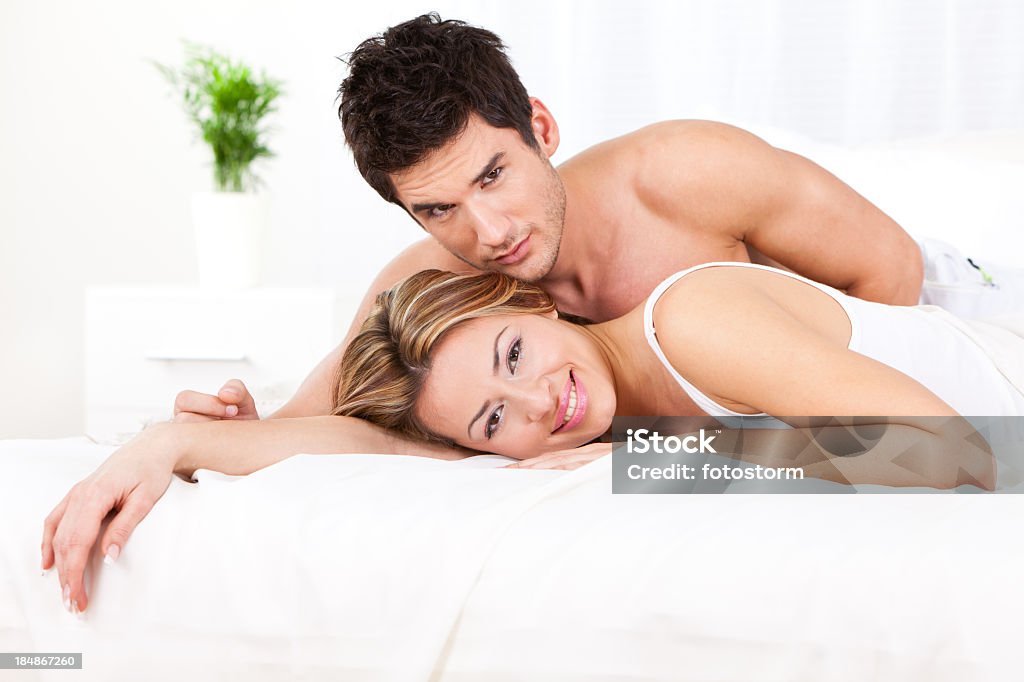 Jovem casal na cama - Foto de stock de 20-24 Anos royalty-free