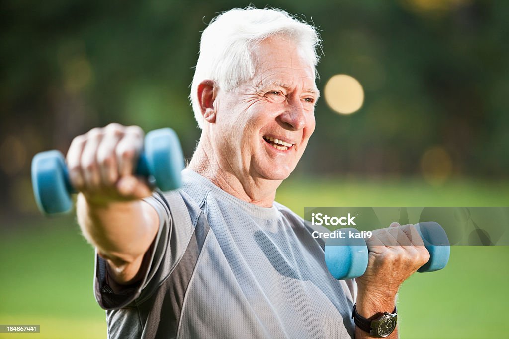 Старший мужчина, физические упражнения на открытом воздухе - Стоковые фото 60-64 года роялти-фри