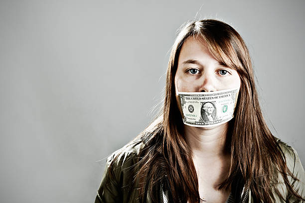 grave jeune femme gagged avec nous billet d'1 dollar américain - currency silence censorship behavior photos et images de collection