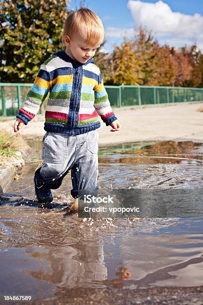 Jugando En Charco Foto de stock y más banco de imágenes de Estar de pie - Estar de pie, Jugar, Lodo