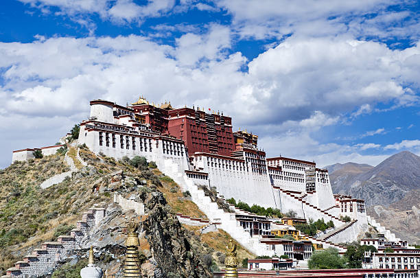 palácio de potala, lhasa, o tibete. - tibet potala palace lhasa himalayas imagens e fotografias de stock