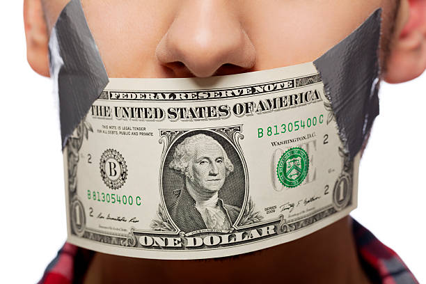 pieniądze knebel zbliżenie - currency silence censorship behavior zdjęcia i obrazy z banku zdjęć