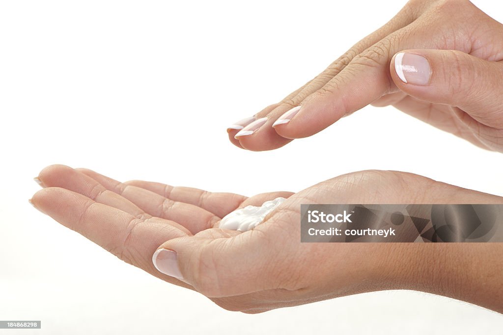 Linda fêmea mãos aplicando moisturiser - Foto de stock de 20-24 Anos royalty-free