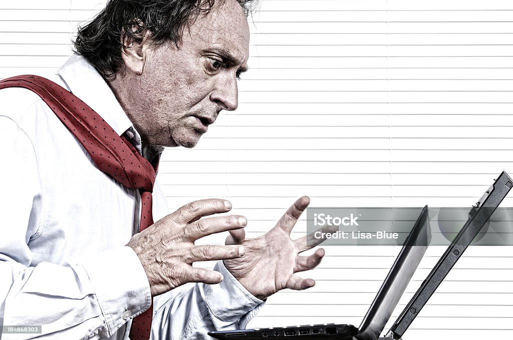 A souligné Homme d'affaires regardant ordinateur - Photo de Grimace de crispation libre de droits