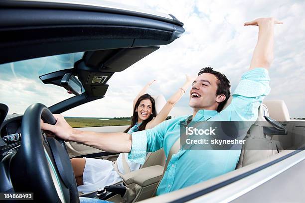 Schönes Paar In Einem Cabrio Auto Sitzen Und Heben Die Hände Stockfoto und mehr Bilder von Cabrio