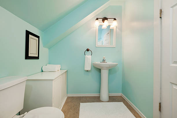 colorido poco baño - cuartos de baños pequeños fotografías e imágenes de stock