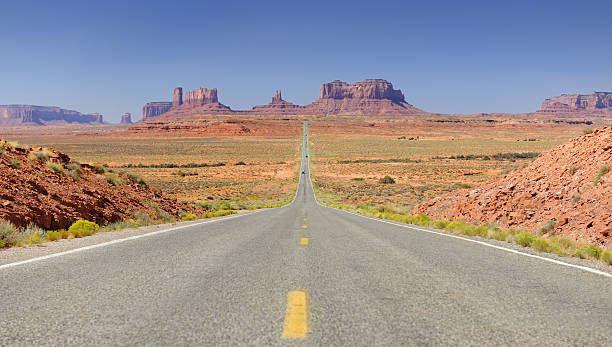 istock Road leading to Monument Valley (XXXL) 184868618