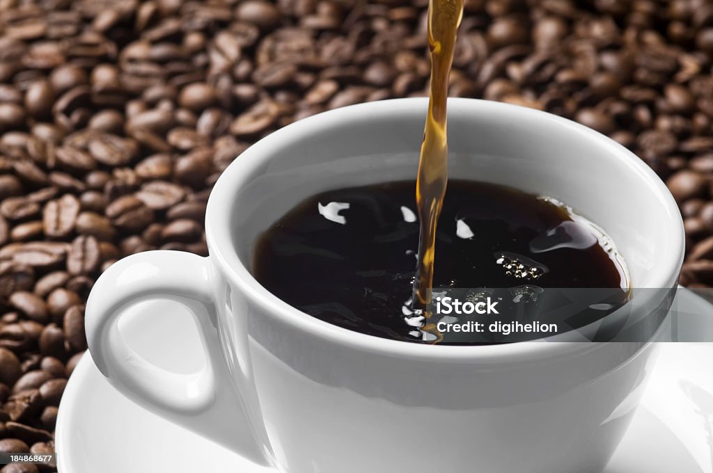 El vertido corriente de una taza de café en blanco, marrón - Foto de stock de Café - Bebida libre de derechos