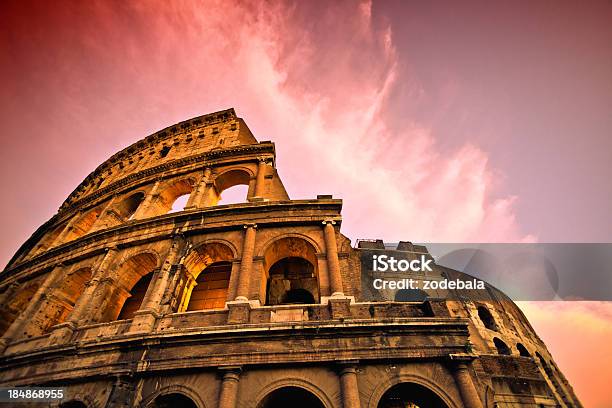 Roma Coliseo En Puesta De Sol Foto de stock y más banco de imágenes de Coliseo - Coliseo, Roma Antigua, Roma - Italia