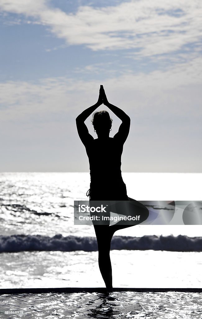 Silhouette di Donna facendo Yoga - Foto stock royalty-free di Abbigliamento casual