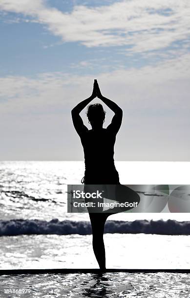 Foto de Silhueta De Uma Mulher Fazendo Yoga e mais fotos de stock de Adulto - Adulto, América Latina, Atrás