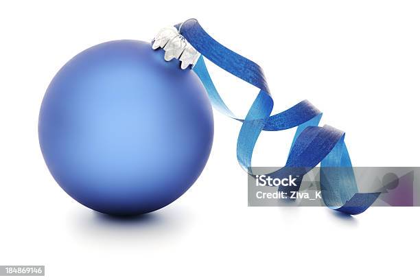 Bola De Árvore De Natal Azul E Prata Com Fita - Fotografias de stock e mais imagens de Bola de Árvore de Natal - Bola de Árvore de Natal, Azul, Artigo de Decoração