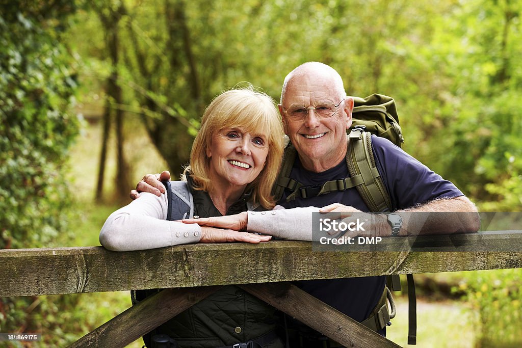 Casal de idosos ao ar livre - Foto de stock de 50 Anos royalty-free