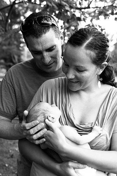 幸せなカップルを新生児 - native american baby love mother ストックフォトと画像