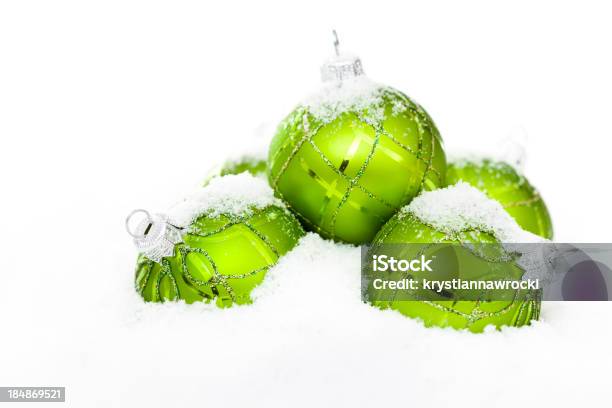 Grünen Kugeln Im Schnee Stockfoto und mehr Bilder von Ausgebleicht - Ausgebleicht, Brokat, Christbaumkugel