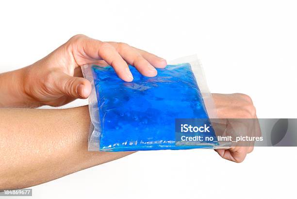 Gel Pack No Pulso - Fotografias de stock e mais imagens de Constipação e Gripe - Constipação e Gripe, Frio, Saco Térmico de Gel