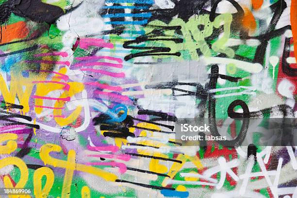Detalhe De Graffiti Pintado Ilegalmente Na Parede Pública - Fotografias de stock e mais imagens de Grafite - Produto Artístico