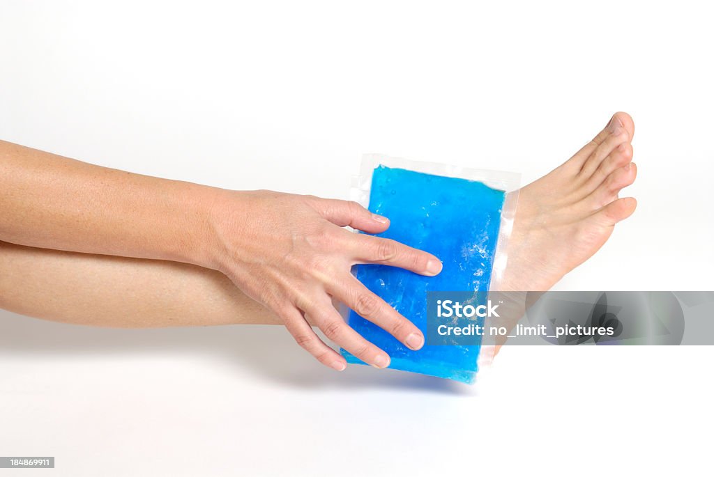 Paquete de gel en tobillo - Foto de stock de Hielo libre de derechos