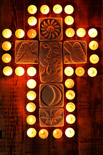 cruce de luz - family cross shape christianity praying fotografías e imágenes de stock