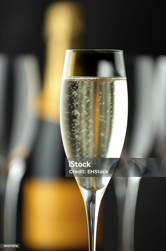 Flautas de champán con botella en negro - Foto de stock de Champán libre de derechos