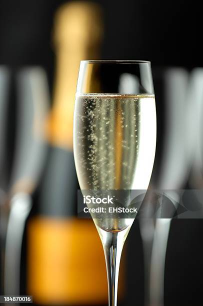 Бокалы Для Шампанского С Бутылкой На Черный — стоковые фотографии и другие картинки Шампанское - Шампанское, Алкоголь - напиток, Без людей